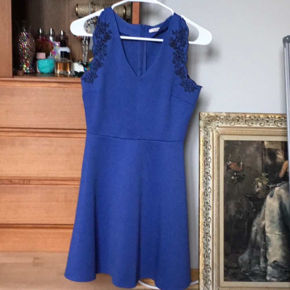 Blue flowy dress with embroidery on the side!❤️